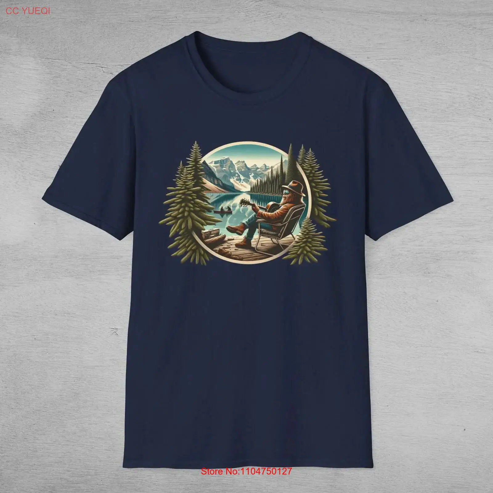 Outdoor Adventure At - Göldeki Büyük Ayak Tişörtü Sasquatch Kampçılık